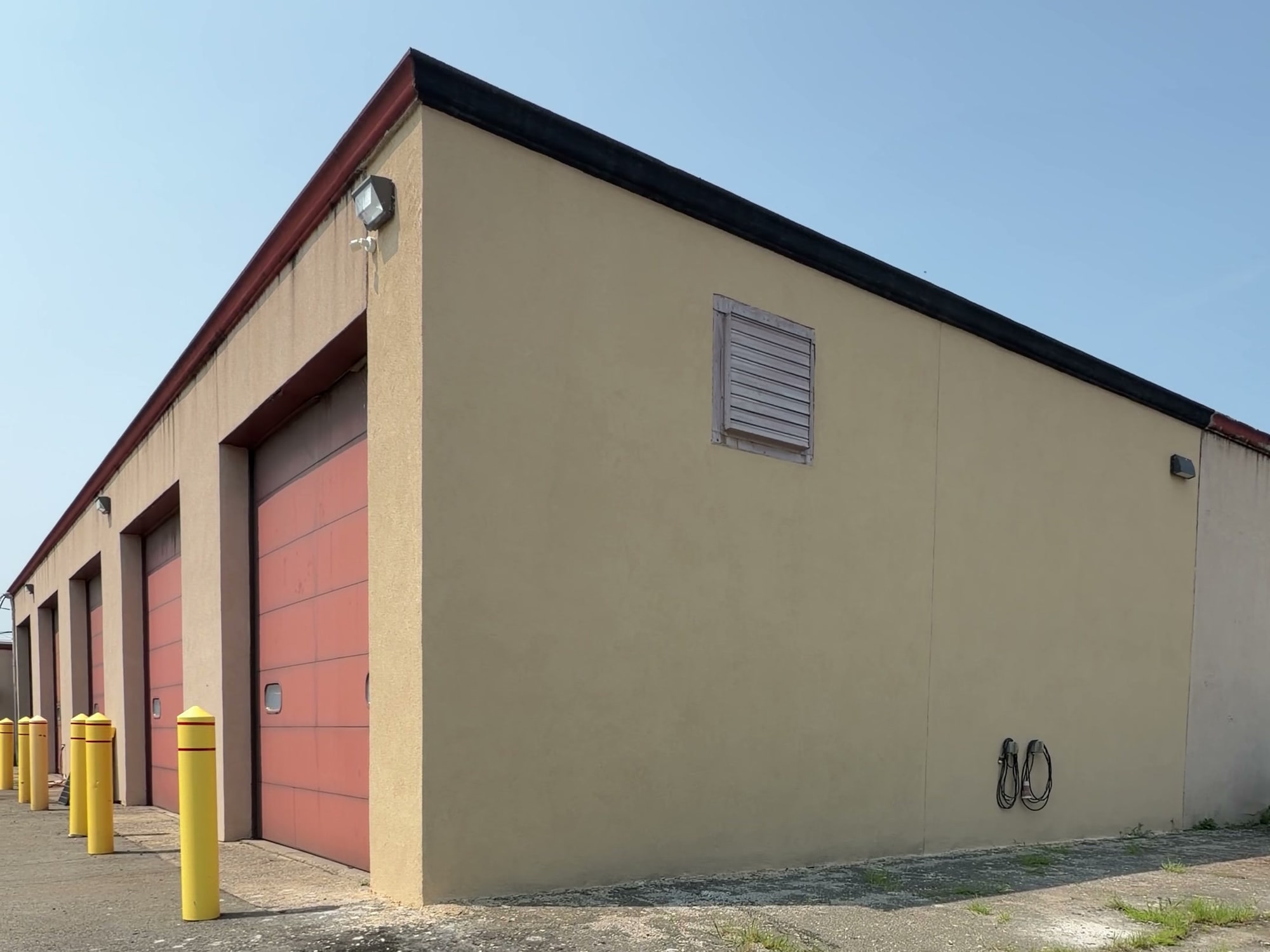 Completed stucco at a Carlstadt, NJ municipal facility, the finished corner and overhead doors